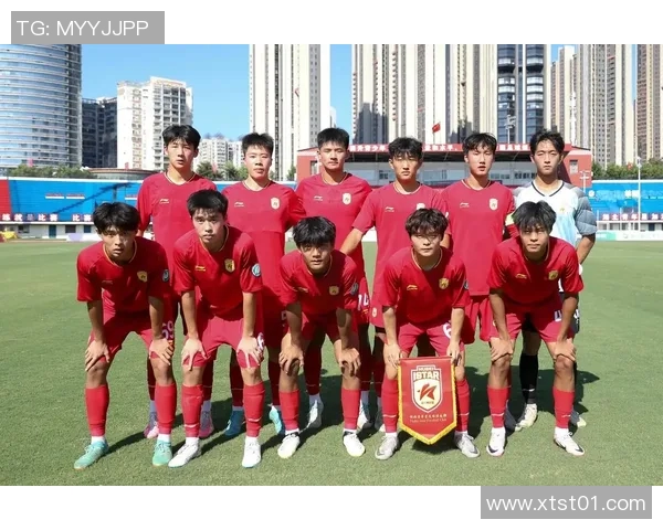 红色足球星闪耀绿茵场，见证新时代足球激情与荣耀的崛起