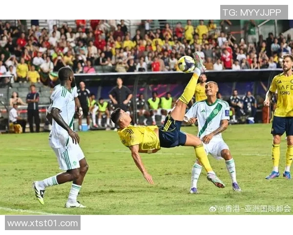 足球巨星惊现街头 引发市民热议与疯狂围观