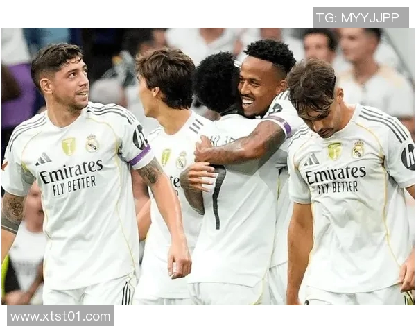 足球球星泡吧趣事：赛场之外的放松时光与狂欢夜